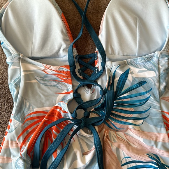 Cupshe Emani Tropical Plunge Lace Up One Piece - Picture 3 of 5
